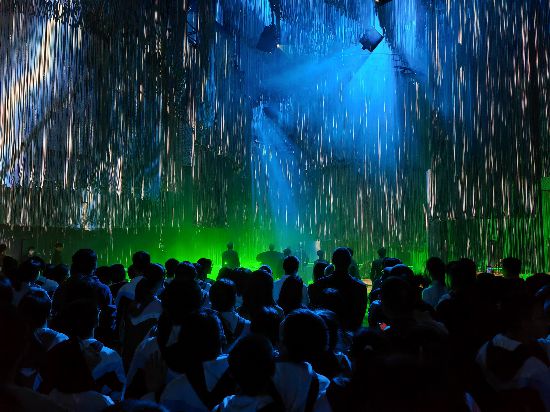 利用光影技術(shù)進(jìn)行表演。 葛燊 攝