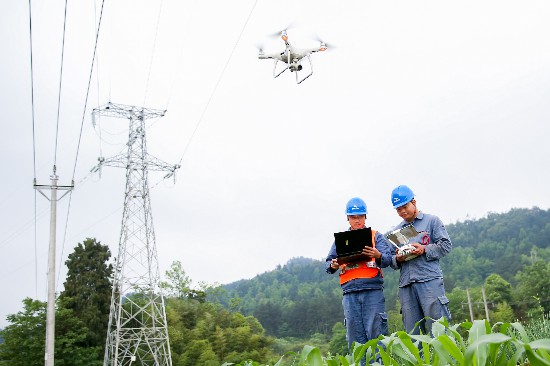 南方電網貴州凱里麻江供電局工作人員通過“機巡+人巡”模式進行巡查。王春璇攝