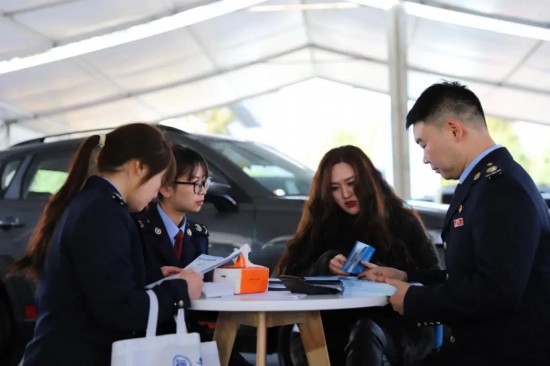 稅務(wù)人員為消費(fèi)者解答問題。李升紅攝