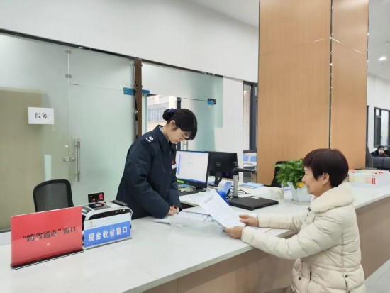 “簡事快辦”服務(wù)專窗工作人員辦理業(yè)務(wù)。宋政堅(jiān)攝