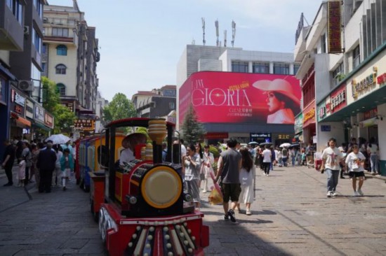 五一假期，花溪迎來旅游高峰。
