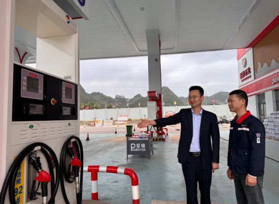 郵儲銀行工作人員走訪加油站。